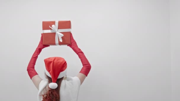 Video Toont Een Jubelende Vrouw Met Een Prachtig Verpakt Cadeau — Stockvideo