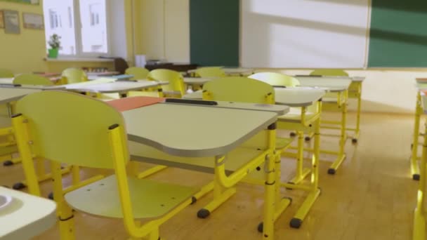 ビデオは オリジナルの緑の黒板を持つ広々とした居心地の良い教室が学習の世界への扉を開く準備ができていることを示しています 教育スペースはビデオで人生に来ます — ストック動画