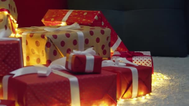 Ajándékok Tengere Egy Ajándékdobozokkal Körülvett Karácsonyfa Elmerül Újévi Szórakozás Ünnepi — Stock videók