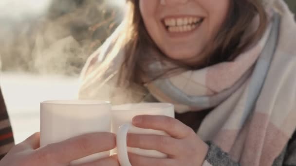 피크닉에서 뜨거운 음료를 마시고 클로즈업을 즐기는 커플의 로맨스와 재미의 순간을 — 비디오