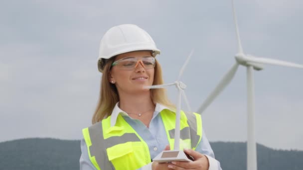 Windoplossingen Voor Een Schone Toekomst Van Energie Een Vrouwelijke Wetenschapper — Stockvideo