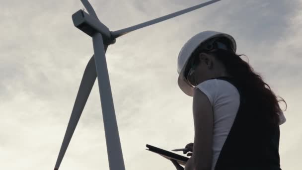 Een Groene Energietechnicus Bestudeert Kracht Werking Van Een Windturbine Die — Stockvideo