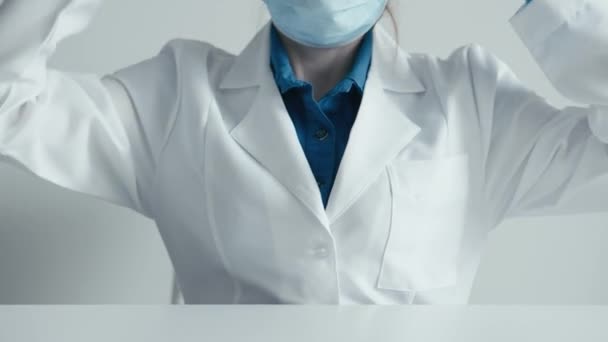 女性医学検査 医学服の医師で 医学的な問題を助ける準備ができています 重要な医学的役割 プロフェッショナルを実行する準備ができている保護マスクの女性医師 — ストック動画