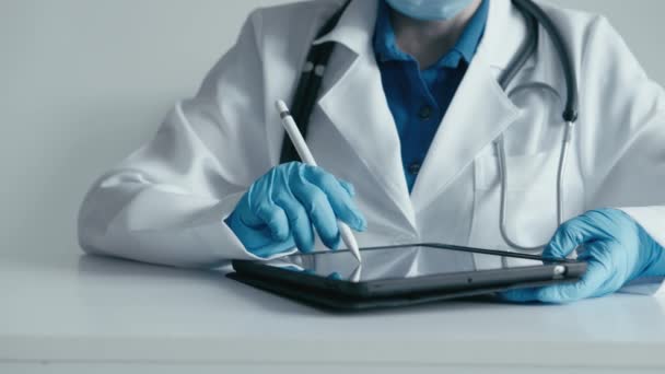 Läkare Som Fokuserar Att Studera Patientinformation Tablett Utvecklar Ett Individuellt — Stockvideo
