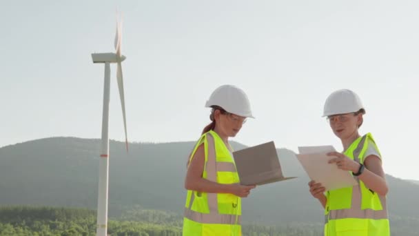 Две Молодые Женщины Инженеры Данными Анализа Исследуют Ветряную Турбину Изучают — стоковое видео