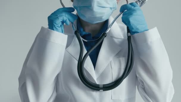 Portrait Professionnel Une Femme Médecin Uniforme Médical Avec Stéthoscope Prête — Video