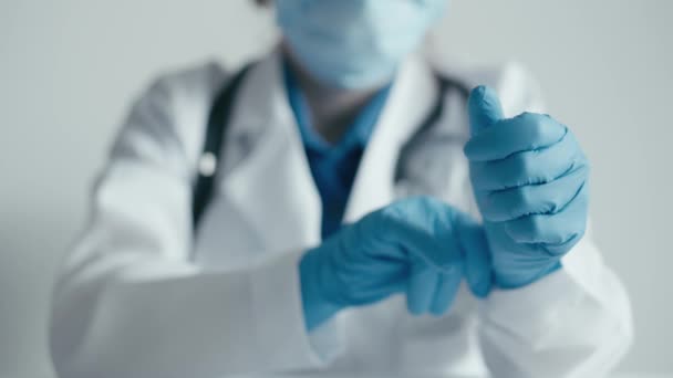 의사의 클로즈업은 그녀의 파란색 메티칼 장갑을 넣습니다 노동자는 환자와의 작용을 — 비디오