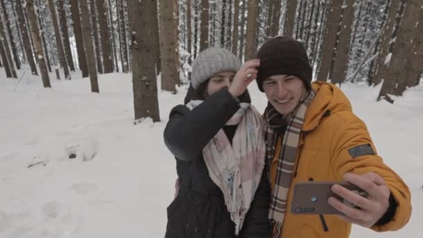 Selfie Entre Los Árboles Cubiertos Nieve Hombre Una Mujer Afirman — Vídeos de Stock