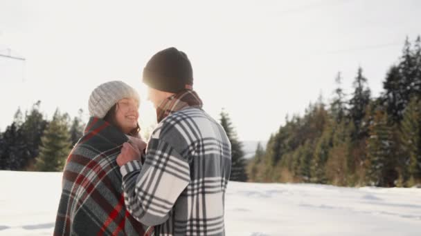 Vintersemester Naturen Skapar Miljö Där Nygifta Kan Njuta Varje Ögonblick — Stockvideo