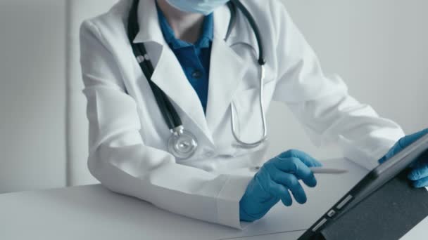 Der Facharzt Arbeitet Fokussiert Hinter Dem Touch Tablet Gibt Patientendaten — Stockvideo