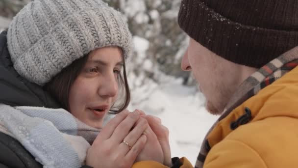 Giovane Uomo Sua Ragazza Godono Loro Vacanze Invernali Condividendo Momenti — Video Stock