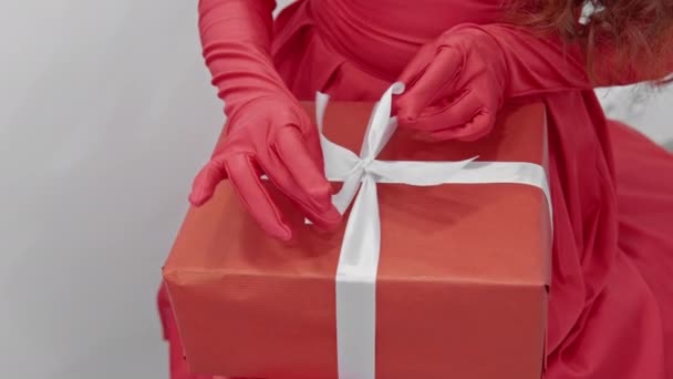 Ένα Χαριτωμένο Κουτί Δώρου Γενεθλίων Στην Αγκαλιά Μιας Γυναίκας Ένα — Αρχείο Βίντεο