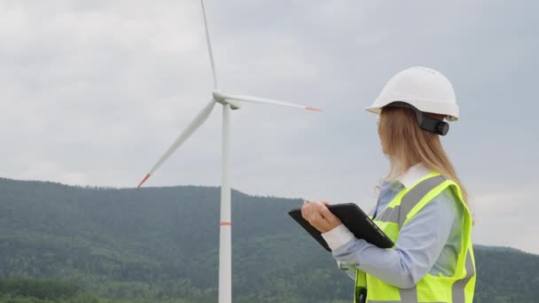 Возобновляемая Энергия Ветра Зеленого Будущего Инженер Планшетом Осознает Важность Зеленой — стоковое видео