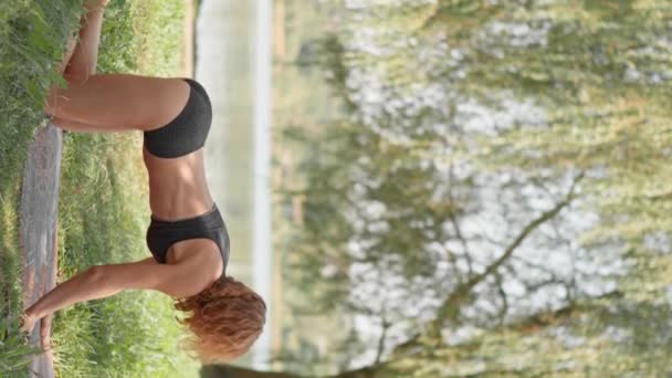 Volwassen Vrouw Sierlijk Uitvoeren Van Yoga Asana Tegen Achtergrond Van — Stockvideo