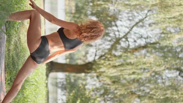 Outdoor Yoga Fitness Helpt Een Vrouw Toned Spieren Handhaven Een — Stockvideo