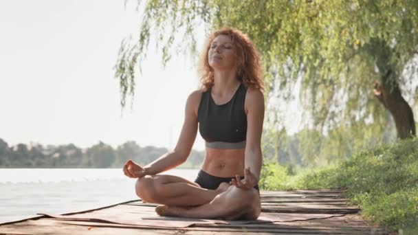 Met Behulp Van Yoga Meditatie Vindt Een Vrouw Externe Rust — Stockvideo