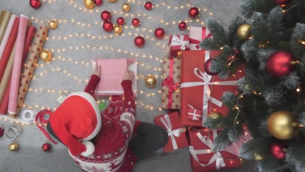 크리스마스 분위기 속에서 여성은 상자를 감싸고 사랑과 부드러움으로 가득찬 선물을 — 비디오