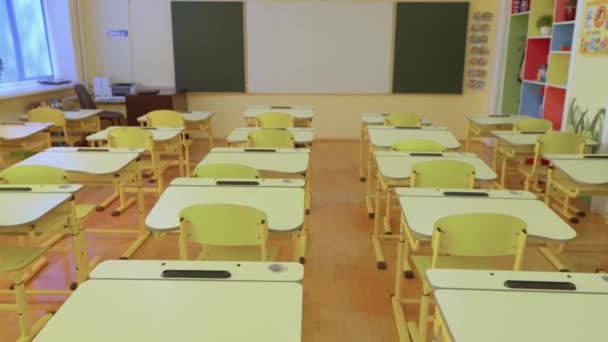 创意学习者的特殊课程 视频展示了一个有空桌子的房间 准备迎接新的想法和发现 儿童学校课堂视频回顾 空批处理 等待年轻学生 — 图库视频影像