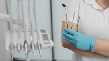 Profesyonel bir dişçi kaliteli hizmetler sağlamak için ağız boşluğunda çalışmaya hazırdır. Diş kliniğindeki bir doktor profesyonelliğini ve hastalara yardım etme isteğini gösterir. Yüksek kalite 4k