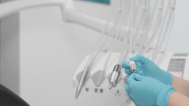 Modern bir diş kliniği her hastanın nitelikli yardıma güvenebileceği bir yerdir. Bir dişçi, diş tedavisi ve diğer işlemler için bir hastayla çalışmak üzere aletler hazırlar. Yüksek kalite 4k