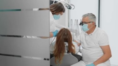 Bir diş hekimi, tüm ayrıntıları göz önünde bulundurarak, kusursuz diş restorasyonuna odaklanır. Diş kliniği ağız boşluğunun sağlığına ve hastaların rahatlığına önem verir. Yüksek kalite 4k görüntü