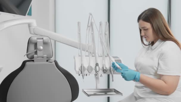 Dentista Prepara Para Procedimiento Dental Importante Con Atención Detalle Una — Vídeos de Stock