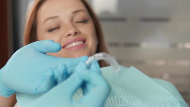 Dentista Demonstra Trabalho Dos Alinhadores Seu Efeito Sobre Condição Cavidade — Vídeo de Stock