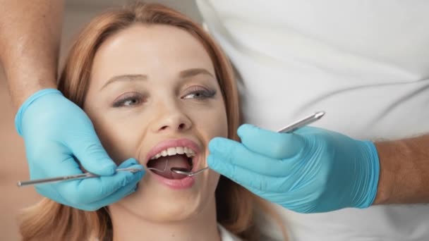 口腔は 健康のすべての詳細と側面を考慮して 歯科医によって検査されます 歯科クリニックは 高品質の医療サービスと患者のサポートを保証します 高品質4Kについて — ストック動画