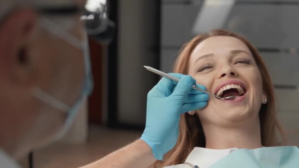Zubař Používá Specializované Nástroje Vyšetření Úst Pacientů Zubař Pečlivě Zkoumá — Stock video