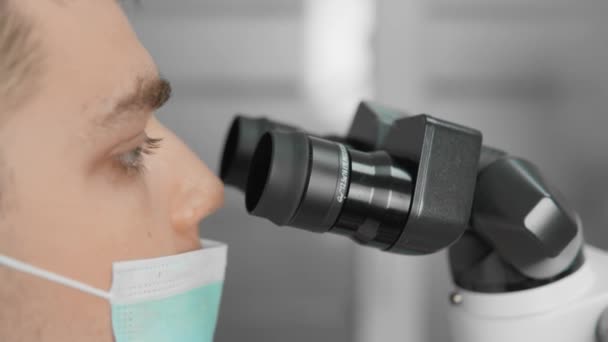 Tandläkaren Använder Ett Mikroskop För Att Korrekt Diagnostisera Och Behandla — Stockvideo
