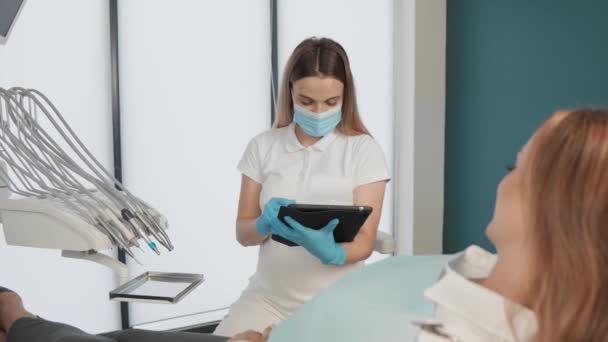 Patienten Följer Tandläkarens Rekommendationer För Ytterligare Tandvård Vuxen Kvinna Litar — Stockvideo