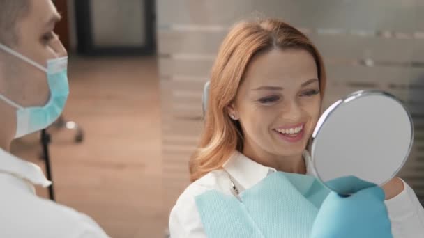 Усміхнена Щаслива Жінка Стоматологічній Клініці Задоволена Результатом Роботи Стоматологів Стоматолог — стокове відео