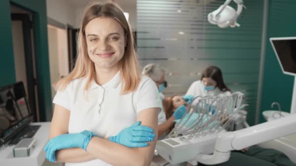 Diş Hekimi Tedaviye Sorumlu Bir Yaklaşım Hastalara Karşı Dostane Bir — Stok video