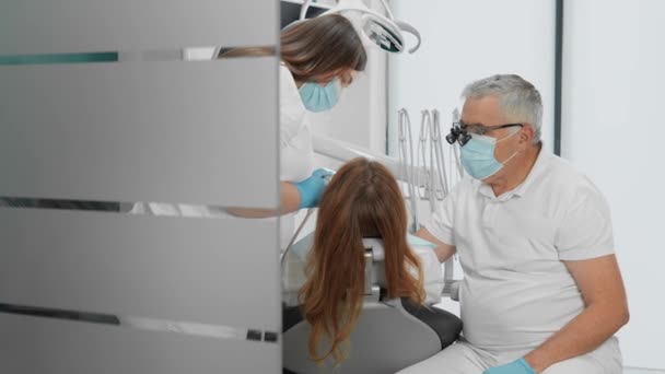 歯科医は すべての詳細を考慮して 正確な歯の修復に焦点を当てています 歯科医院は口腔の健康と患者の快適さを気にしています 高品質の4K映像 — ストック動画