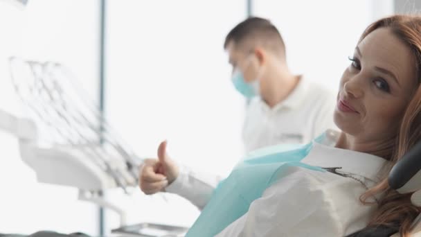 Pacientka Doporučuje Zubaře Zubní Kliniku Kde Podstoupila Stomatologickou Orální Léčbu — Stock video
