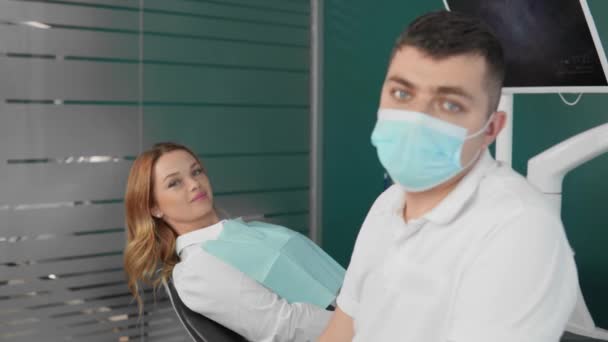 Tandvårdskliniken Erbjuder Sjukvård Och Behandling Högsta Nivå Patienten Får Rådgivning — Stockvideo