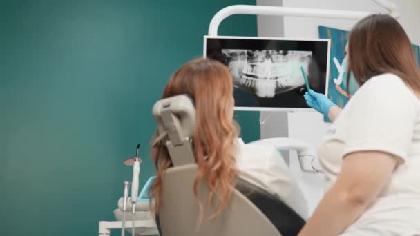 在牙科诊所 病人检查她的牙齿的详细图像 牙医进行了详细分析 并解释了X光和断层全息图上的牙齿状况 — 图库视频影像