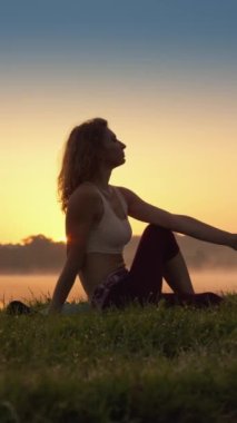 Yoga pratiği sırasında tamamen rahatlama ve konsantrasyon. Fiziksel ve zihinsel sağlığı desteklemek için doğanın gücünü kullanın. Enerji Artırıcı için Dikey Sabah Yogası. Yüksek kalite FullHD