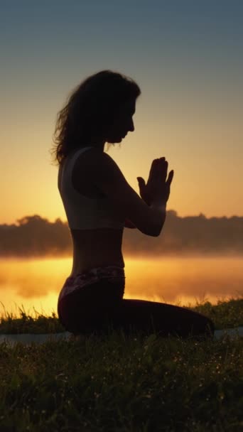 Relajación Paz Interior Durante Una Sesión Yoga Orilla Del Lago — Vídeos de Stock