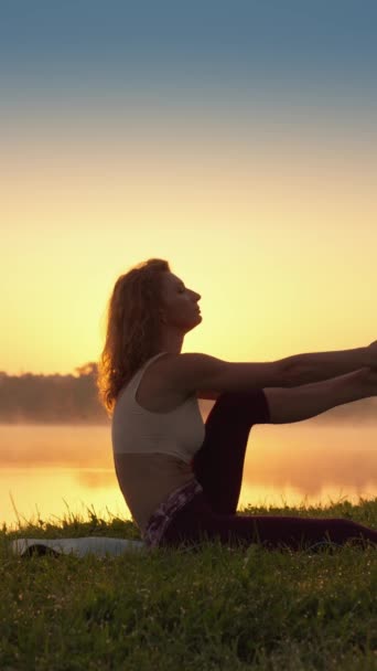 Florecimiento Naturaleza Refleja Armonía Del Yoga Los Movimientos Una Entrenadora — Vídeos de Stock
