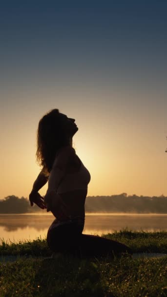 Ранкова Йога Сході Сонця Сприяє Позитивному Початку Дня Namaste Спиною — стокове відео