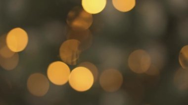 Odaklanmamış ışık ışınları Noel ve Yeni Yıl videolarınız için muhteşem bir zemin oluşturarak onlara şenlik havası veriyor. Noel ağacı ve ışık çelengi çözüldü. Yüksek kalite 4k görüntü