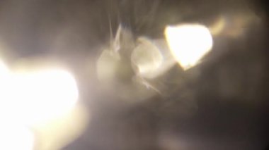 Soyut hareket eden elementler videodaki geçişler için ilginç varyasyonlar yaratır. Sahne ışıkları çekim arasındaki geçişlere dram ve animasyon katar. Yüksek kalite 4k görüntü