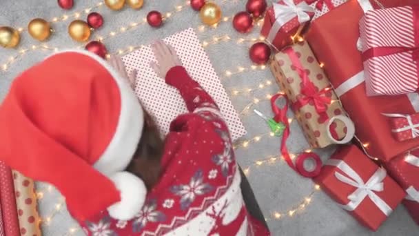 Las Mujeres Envuelven Los Regalos Papel Navidad Con Diligencia Ternura — Vídeo de stock
