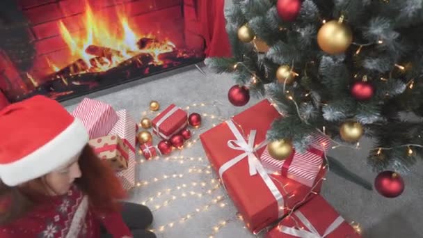 Bajo Chimenea Virtual Bajo Resplandor Las Decoraciones Del Árbol Navidad — Vídeos de Stock