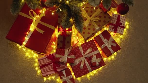 Details Van Kerststemming Kerstboom Geschenken Lichtjes Dompelen Onder Een Feestelijk — Stockvideo