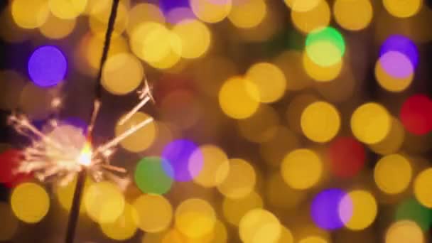 スパークラーの背景に明るく動く多色光線は あなたのクリスマスビデオの魔法のお祝いと光の輝きの雰囲気を生み出します 高品質4Kについて — ストック動画