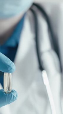Danışman rolündeki doktor, hastanın bireysel sağlığı için uygun tıbbi kapsülleri seçer. Tıbbi danışman vitamin, kapsül ve beslenme takviyesi öneriyor. Yüksek kalite