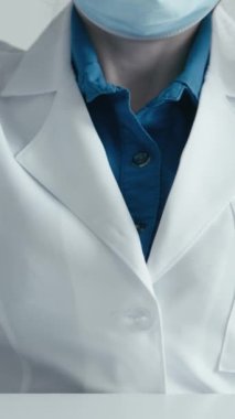 Kadınların tıbbi muayenesi: Tıp üniformalı ve tıbbi konularda yardıma hazır bir doktor. Önemli bir tıbbi rol: koruyucu maskeli bir kadın doktor profesyonel bir doktor olmaya hazır.