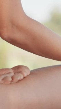 Doğal çevredeki meditasyon anları bilinci genişletir ve sağlığı geliştirir. Tatil ve mantralar sırasında dinlenme ve dinlenme. Lakeside yoga pozları fiziksel olarak korunmayı sağlar.